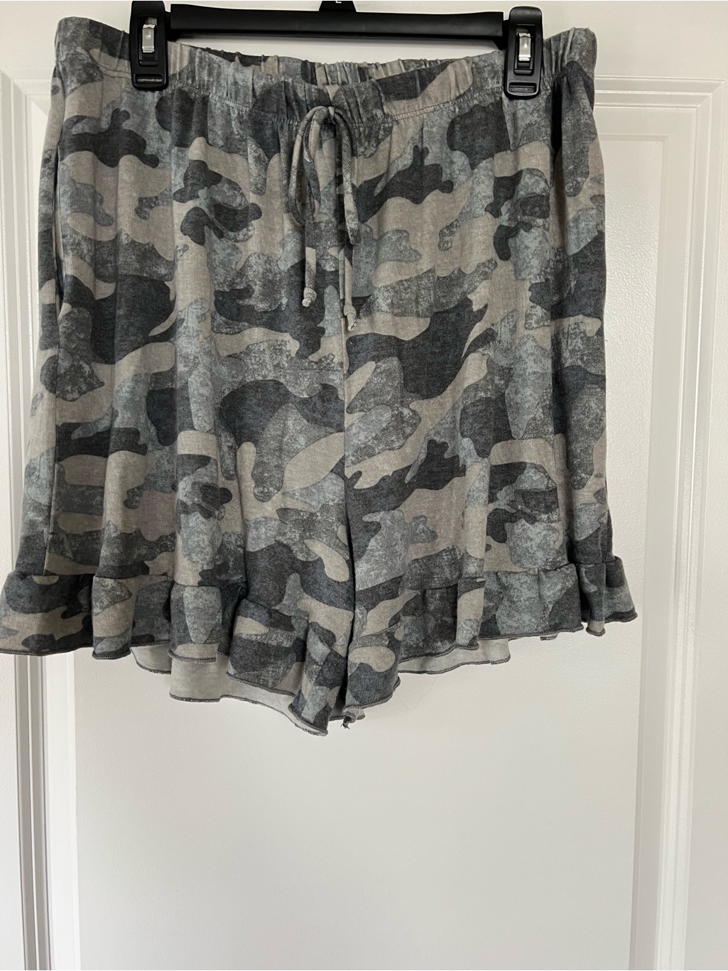 Honeyme Curvy Ruffle-Hem Shorts In Gray Camo